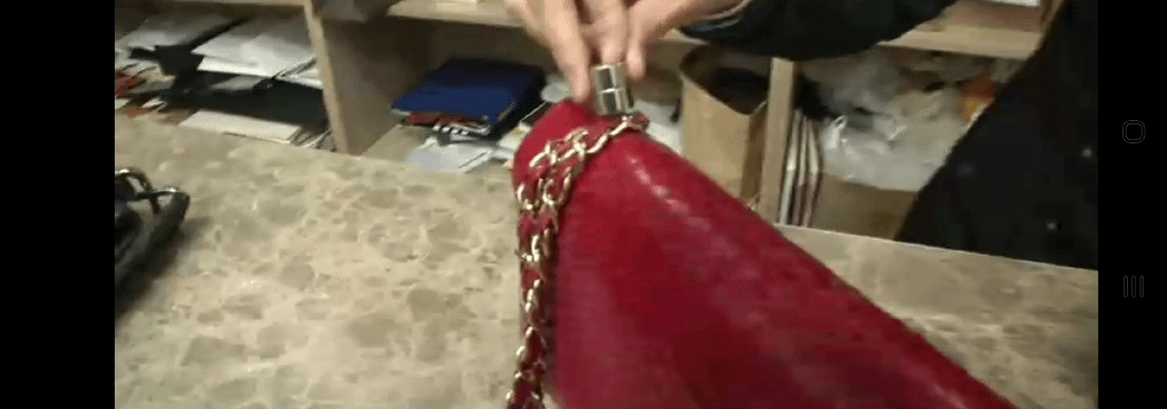 진품 샤넬 가방은 체인에 자석이 붙지 않는다