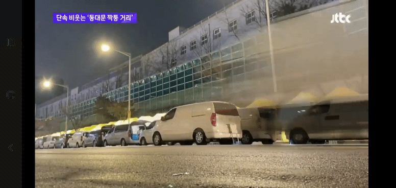 서울 동대문의 '짝퉁거리'. 노란 천막이 일렬로 펼쳐져 있다.