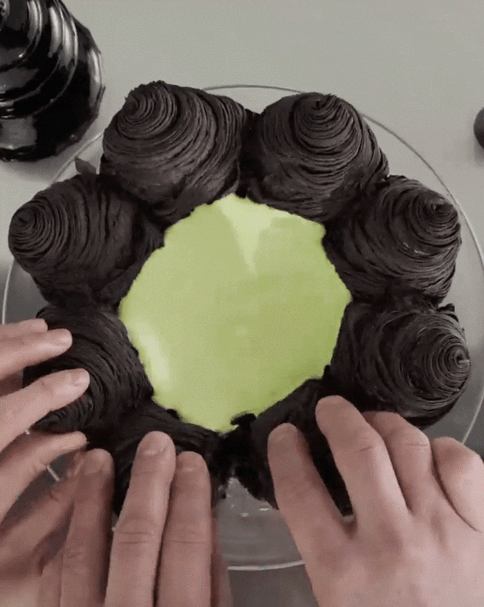 누데이크의 '피크 케이크'를 찢는 장면.