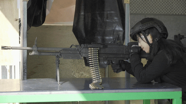 기자가 26일 부산 기장군 SNT모티브 공장 안에 있는 사격장에서 K16 기관총(기본형)을 시험사격하고 있다. /오주석 PD