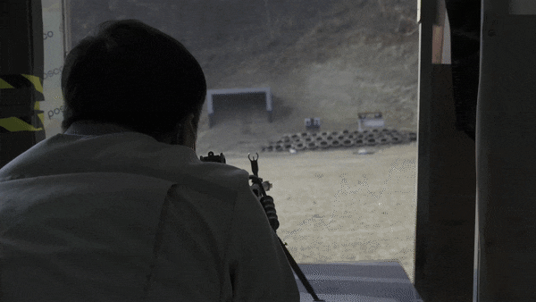 26일 부산 기장군 SNT모티브 공장 안에 있는 사격장에서 SNT모티브 직원이 K16 기관총(기본형) 연발 사격 시범을 보이고 있다. /오주석 PD