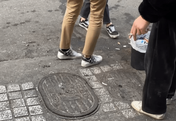 홍대서 담배를 가장 많이 피우는 곳에 '검은색 쓰레기통(우측 하단)'을 설치해봤다. 그랬더니 흡연자가 바닥 대신, 그 안에 담배꽁초를 버렸다./사진=바람대로 해줘서 매우 뿌듯한 남형도 기자