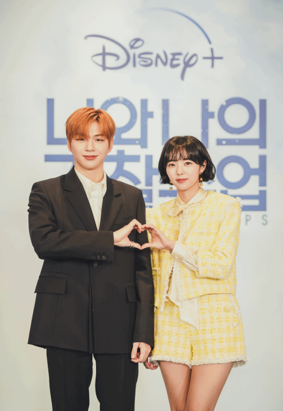 강다니엘(왼쪽)과 채수빈이 디즈니+ 오리지널 시리즈 '너와 나의 경찰수업'로 연기 호흡을 맞춘다. /월트디즈니컴퍼니 코리아 제공