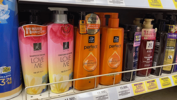 마트 매대에 진열된 샴푸 제품의 모습. 모두 재활용이 어려운 펌프식 용기였다. [최준선 기자]