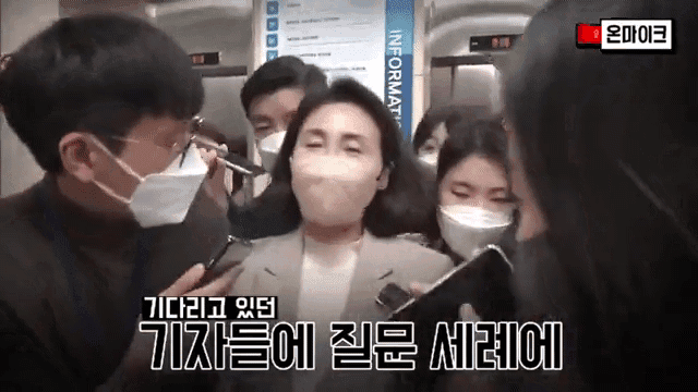 이재명 더불어민주당 대선후보의 부인 김혜경 씨가 지난 9일 서울 여의도 민주당사에서 사과 기자회견을 마친 뒤 취재진의 질문을 받으며 잠시 휘청이는 모습을 보였다. (사진=유튜브 ‘온마이크’ 영상 캡처)
