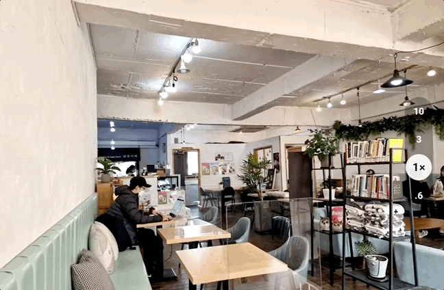 삼성전자 스마트폰 ‘갤럭시S22 울트라’ 카메라로 100배 줌 촬영을 하는 모습.ⓒ데일리안 김은경 기자