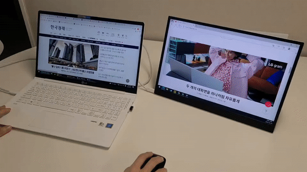 듀얼 모니터로 작업 환경을 구축할 수 있다. [영상=강경주 기자]