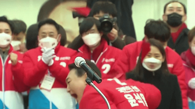 윤석열 국민의힘 대선 후보가 15일 오후 부산 서면 젊음의거리에서 어퍼컷 세리머니를 하며 지지를 호소하고 있다.