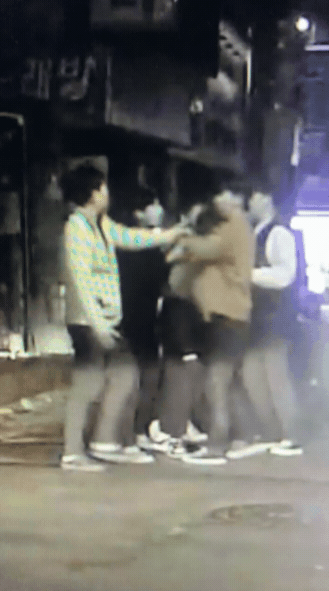 한 남성이 여성의 머리채를 잡아 당기는 모습 /사진=B씨 인스타그램