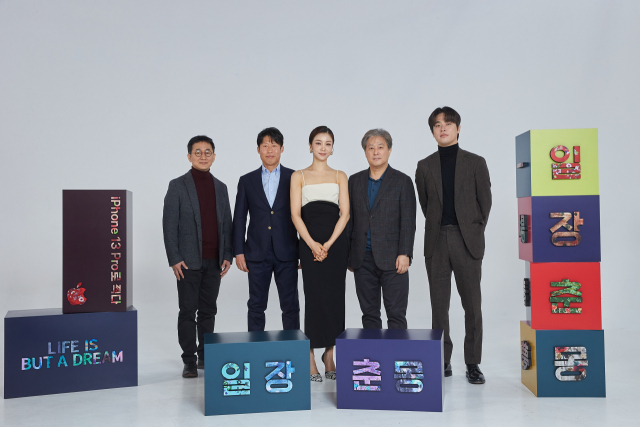 이끌려 이미지