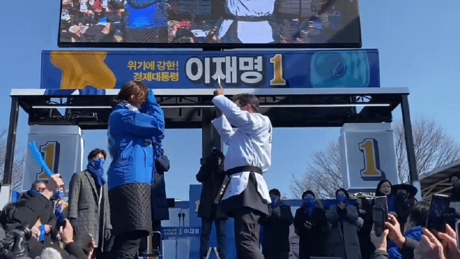 이재명 더불어민주당 대선 후보가 20일 경기 수원시 장안구 유세 현장에서 코로나위기, 자영업자 고통이라고 적힌 송판을 격파하는 퍼포먼스를 선보이고 있다./ 사진=김지영 기자
