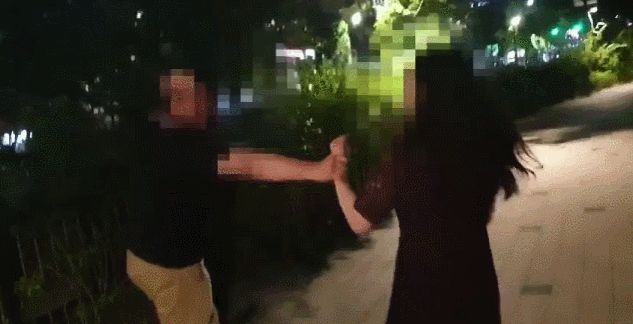 만취 상태로 40대 가장을 폭행하는 20대 여성의 모습. 온라인 커뮤니티 갈무리