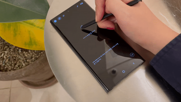 갤럭시S22 울트라 S펜을 사용하는 모습./사진=백유진 기자 byj@
