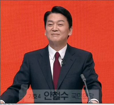 국민의당 안철수 후보가 지난 21일 토론 도중 국민의힘 윤석열 후보의 답변을 듣고 고개를 절레절레 흔들고 있다. 온라인 커뮤니티 캡처