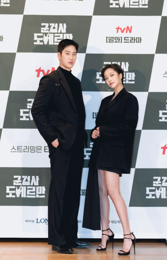 배우 안보현(왼쪽)과 조보아가 tvN 새 월화드라마 '군검사 도베르만'으로 연기 호흡을 맞춘다. /tvN 제공