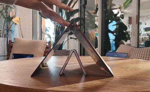 삼성전자 갤럭시북2 프로 360(위쪽)과 갤럭시Z플립3. 갤럭시북2 프로 시리즈는 폴더블 스마트폰보다 얇다. 해당 제품은 360도 회전해 태블릿PC로 사용 가능하다. [박지영·홍승희 기자/park.jiyeong@]