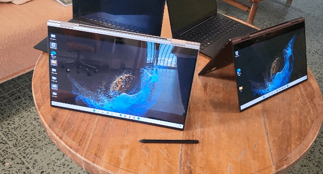 갤럭시북2 프로 360 15.6형(왼쪽)과 13.3형(오른쪽). 각각 무게가 1.04㎏, 870g으로 매우 가볍다. [박지영·홍승희 기자/park.jiyeong@]