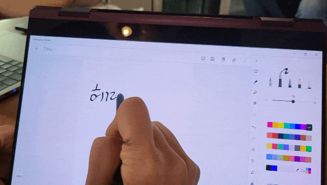 갤럭시북2프로 360은 터치, 360도 회전이 가능한 디스플레이를 탑재해 태블릿PC처럼 사용이 가능하다. S펜으로 글자를 쓰는 모습. [박지영·홍승희 기자/park.jiyeong@]