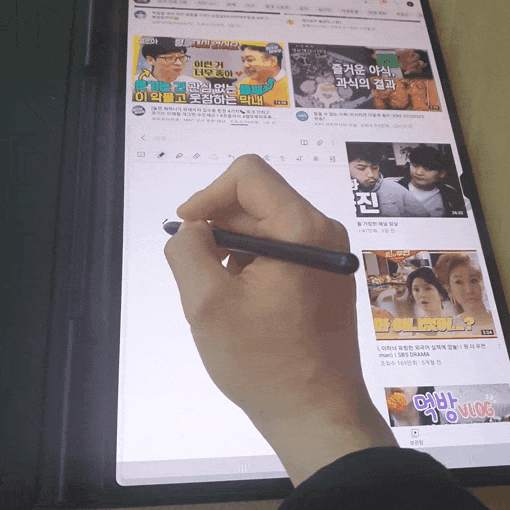 화면이 크고 반응속도가 높은 S펜 덕분에 멀티태스킹이 더 용이해졌다. (영상=김정유 기자)
