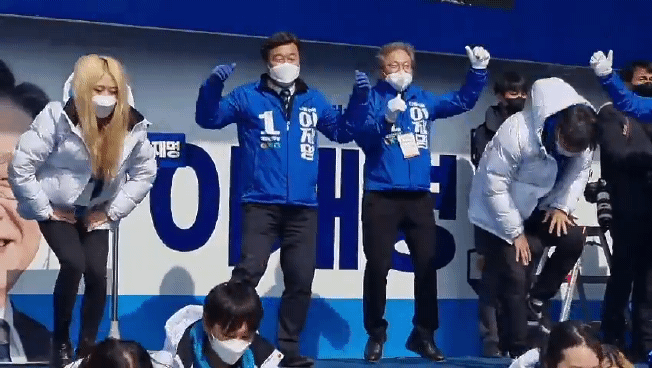 3월 4일 강원도 홍천 꽃뫼공원 앞 유세에서 윤호중 더불어민주당 원내대표가 유세 율동을 하고있다. / 사진=하수민기자