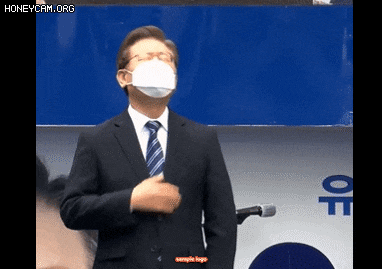 7일 오후 부산 중구 창선삼거리에서 '개비스콘 짤'을 선보이는 이재명 민주당 대선 후보/민주당 유튜브