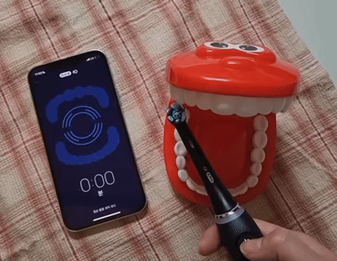 오랄비 iO 시리즈9는 스마트 압력 센서가 탑재돼 있어 칫솔질을 적당한 압력으로 할 수 있도록 직관적으로 보여준다. /사진=백유진 기자 byj@