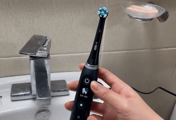 오랄비 iO 시리즈9을 충전식 거치대에 올려놓으면 자동으로 충전이 됐다./사진=백유진 기자 byj@