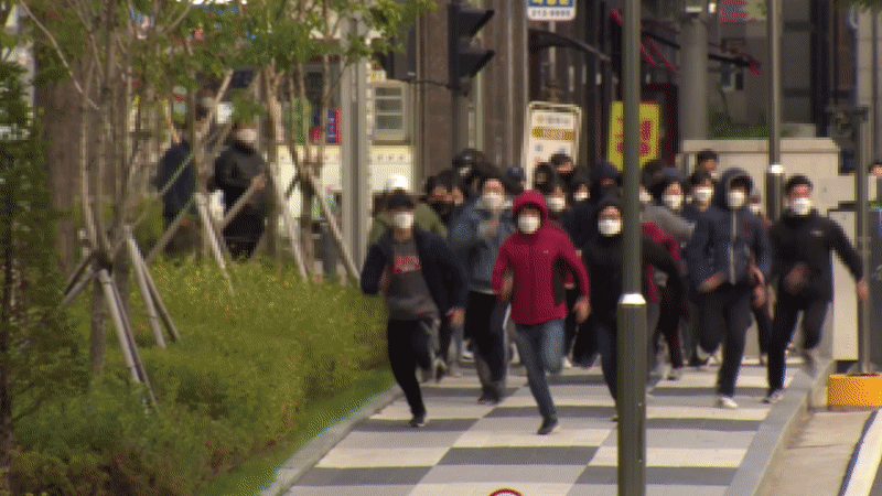 14일, 수원지방법원에서 신천지 신도들이 선착순으로 배분되는 재판 방청권을 얻기 위해 달리고 있다.  최내호 기자