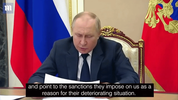 블라디미르 푸틴 대통령이 10일(현지시간) 화상 각료회의에서 모니터와 카메라를 번갈아 보면서 미국의 러시아산 원유 수입 금지는 자신의 실수를 러시아로 돌리기 위한 의도라고 말하고 있다. [데일리메일 유튜브채널]
