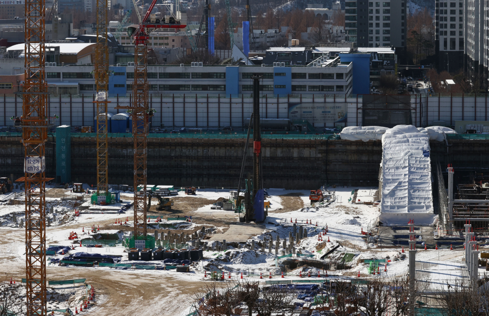열악한 재래식 화장실서 숨진 채 3