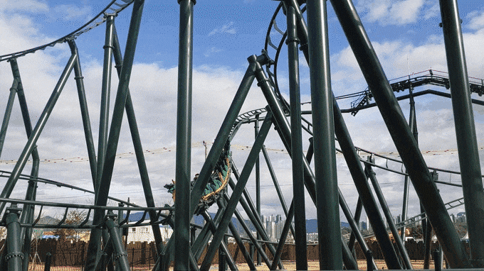 레고랜드 놀이기구 '드래곤코스터'. /배동주 기자