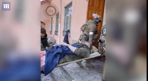 제37 독립 근위 차량 소총 여단의 여단장인 유리 메드베데프 대령이 ‘하극상’으로 보이는 탱크 사고로 하반신을 담요로 감싼 채 고통스러워하고 있는 모습. 그런 메드베데프 대령을 자른 러시아군 병사들이 옮기고 있다. [데일리메일 동영상 화면 캡처]