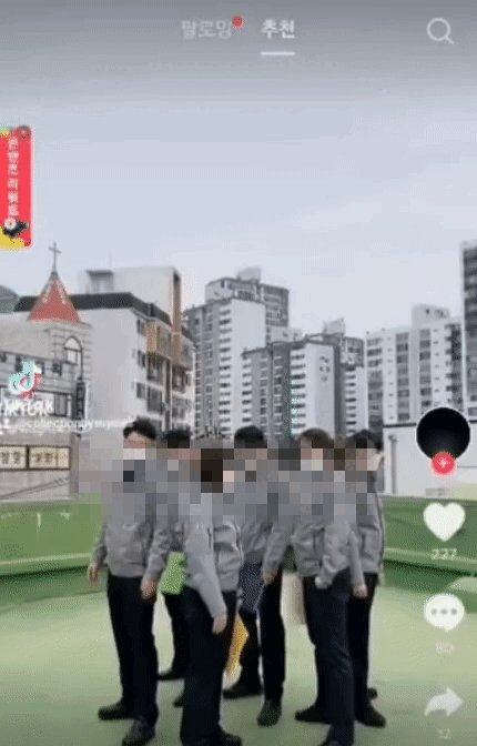 경찰관들이 '학교폭력', 'OUT' 팻말을 들고 음악에 맞춰 전진한다. SNS 캡처