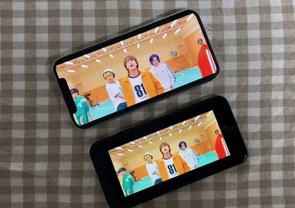 아이폰12 프로(위)와 아이폰SE 3세대로 영상을 시청하는 모습. 베젤의 차이가 크게 보인다. / 사진=백유진 기자 byj@