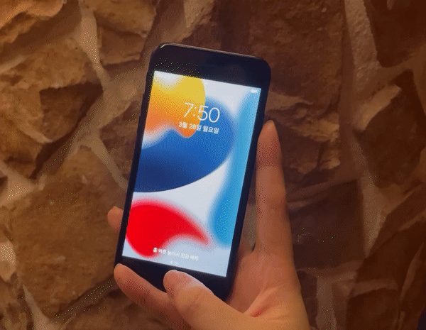 아이폰SE 3세대는 홈 버튼이 있어 지문 인식으로 화면을 열 수 있다. /사진=백유진 기자 byj@