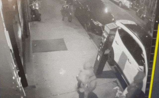 사건 발생 당시 인근 CCTV에 3인조 강도들이 한인 여성을 뒤따르는 장면이 포착됐다. (영상=CBS 뉴욕 캡쳐)