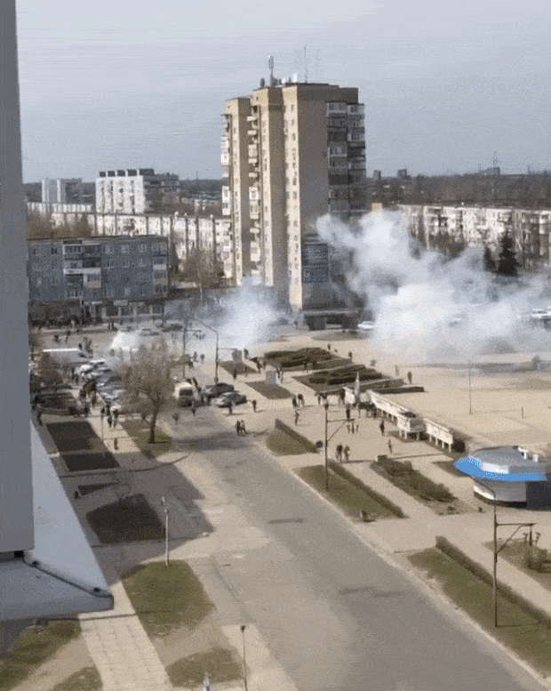 러시아군은 그러나 민간인 평화 시위대를 무력으로 진압했다. 시위대를 겨냥해 실탄을 쏘고 섬광 수류탄을 투척했다./출처=우크라이나 국영 원전기업 에네르고아톰