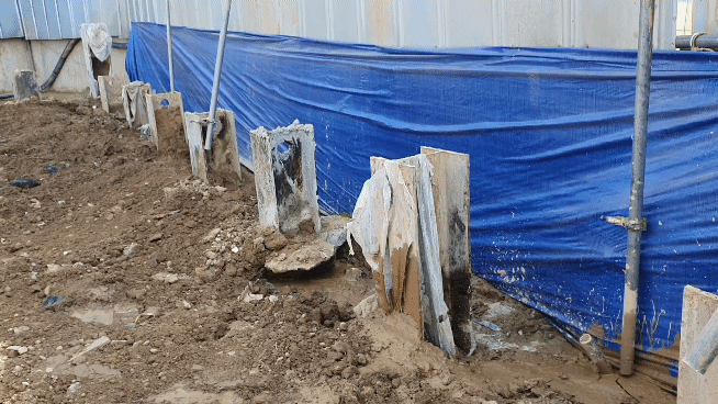 광주시 남구 월산동 진아리채 주상복합아파트 현장에서 대형 오피스텔 바로 옆 부지를 13m가량 파야 하지만 현행법상 건물 간 거리 기준인 이격 기준이 없어 고도의 안전대책이 절실하다는 지적이다. 서인주 기자