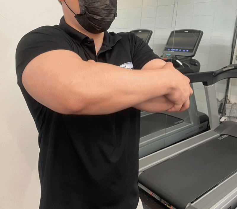 견갑하근 마사지. 비욘드 피트니스 제공