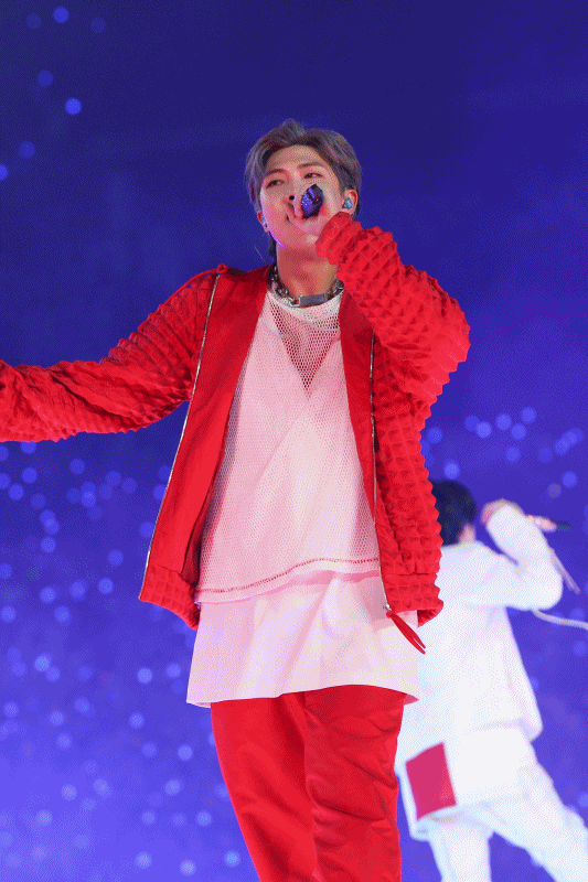 얼리전트 스타디움에서 공연하는 방탄소년단 멤버들. 하이브