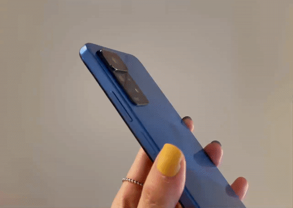 샤오미 '레드미노트 11 프로' 애틀랜틱 블루 색상. 물결 치는 모습을 연상시킨다는 특징이 있다. 케이스를 끼고 싶었다. /사진=백유진 기자 byj@