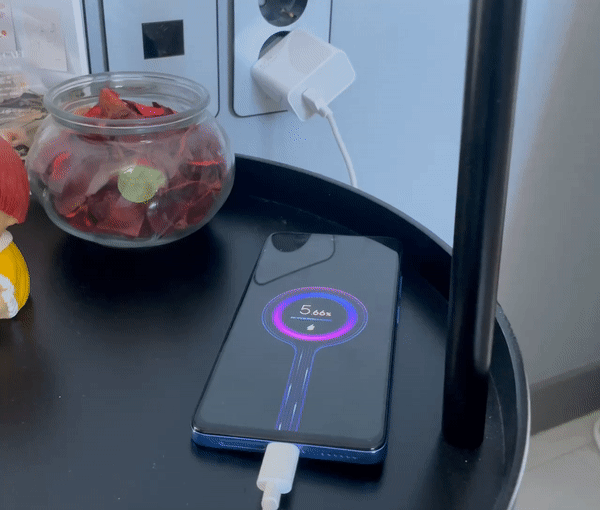 레드미노트 11 프로를 구성품에 포함된 67W 충전기로 충전하는 모습 /사진=백유진 기자 byj@