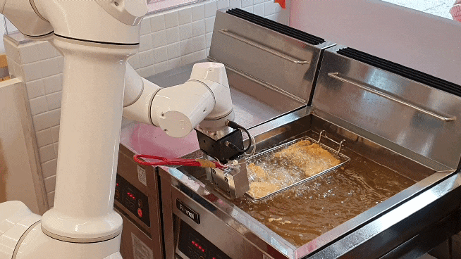 롸버트치킨의 치킨 튀기는 로봇 /로보아르테제공