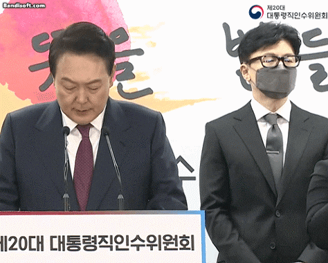 지난 13일 윤석열 대통령 당선인의 2차 내각 발표회. 한동훈 법무부 장관 후보자가 소매 끝을 맞추고, 옷 매무새를 가다듬고 자신을 체크하는 모습이 포착됐다. 평소의 깔끔함을 엿볼 수 있다. /윤석열 유튜브