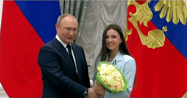 블라디미르 푸틴(왼쪽) 러시아 대통령이 26일(현지시간) 러시아 크렘린궁에서 열린 2022 베이징(北京) 동계올림픽 메달리스트에 대한 시상식에 참석한 모습. [뉴욕포스트]