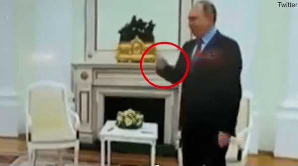 블라디미르 푸틴 러시아 대통령이 최근 알렉산드르 루카셴코 벨라루스 대통령과 만나기에 앞서 손을 심하게 떨고 있는 모습. [데일리메일]