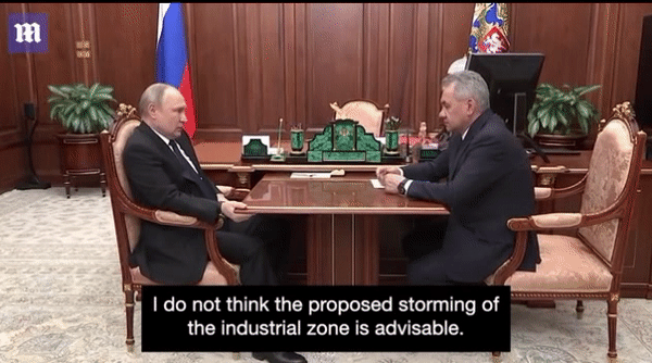 지난 21일 블라디미르 푸틴(왼쪽) 러시아 대통령이 세르게이 쇼이구 러시아 국방장관과 만나 대화를 하고 있는 모습. [데일리미러]