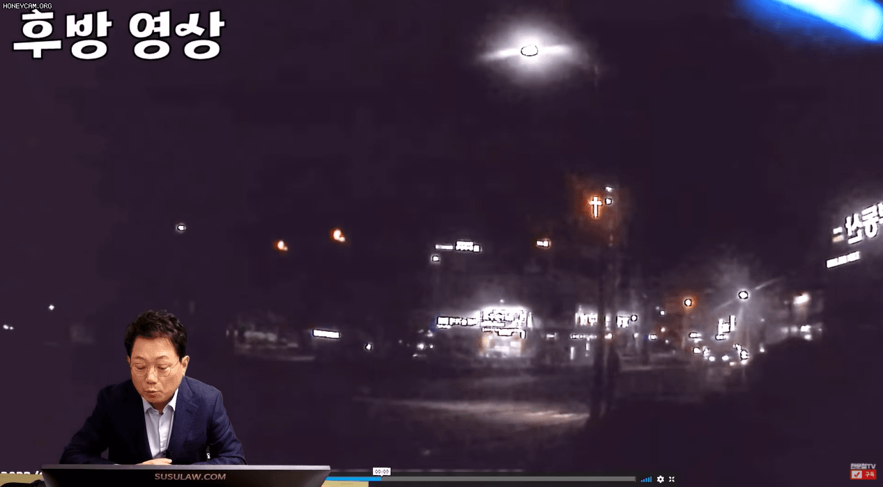 주차된 차량에 기대 애정행각을 하고 있는 몽골인 커플.(사진=유튜브 채널 ‘한문철TV’)