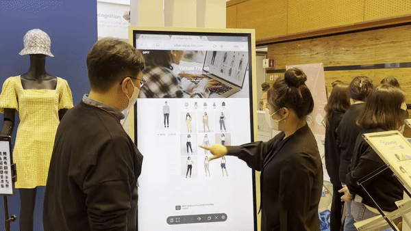 NHN클라우드가 '2021 AI 엑스포'에서 가상 피팅 서비스를 선보였다. [사진=NHN클라우드]