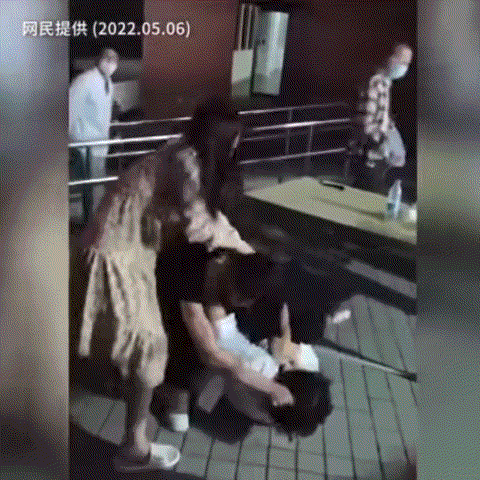 지난 6일 저녁 애플 맥북 제조업체인 대만 콴타컴퓨터의 상하이 공장에서 한 여성이 남성 두 명의 몸싸움을 말리고 있다./사진=트위터